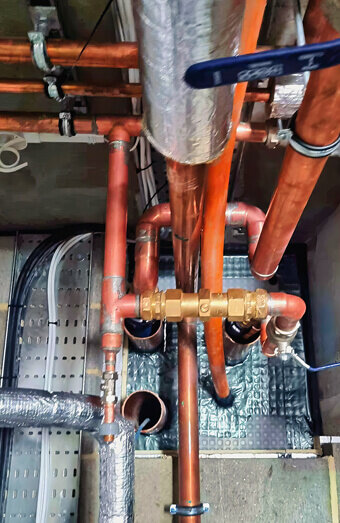 https://plumberhillarys.com.au/uploads/2025/06/commercial-plumbing-390382.jpg