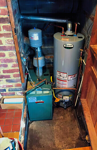 https://plumberhillarys.com.au/uploads/2025/06/hot-water-189087.jpg