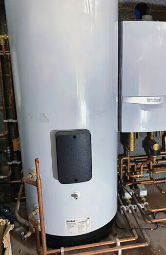 https://plumberhillarys.com.au/uploads/2025/06/hot-water-410504.jpg