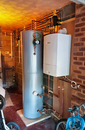https://plumberhillarys.com.au/uploads/2025/06/hot-water-684599.jpg